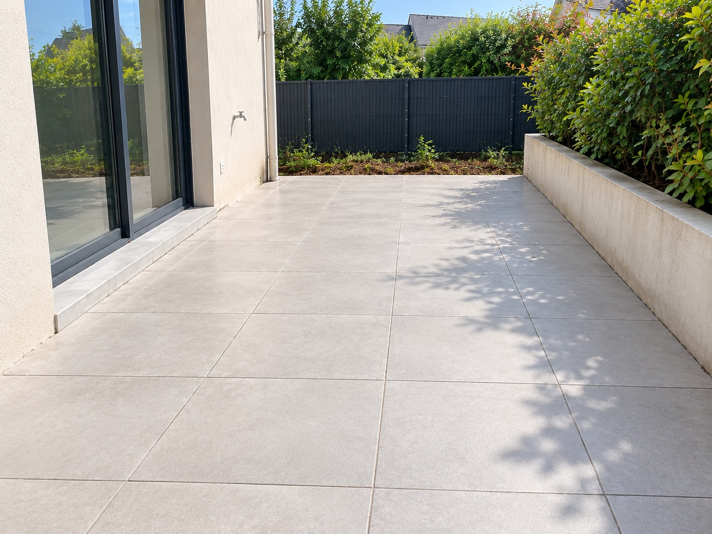 Terrasse dallée propre après nettoyage par G2R Nettoyage à Rennes et alentours